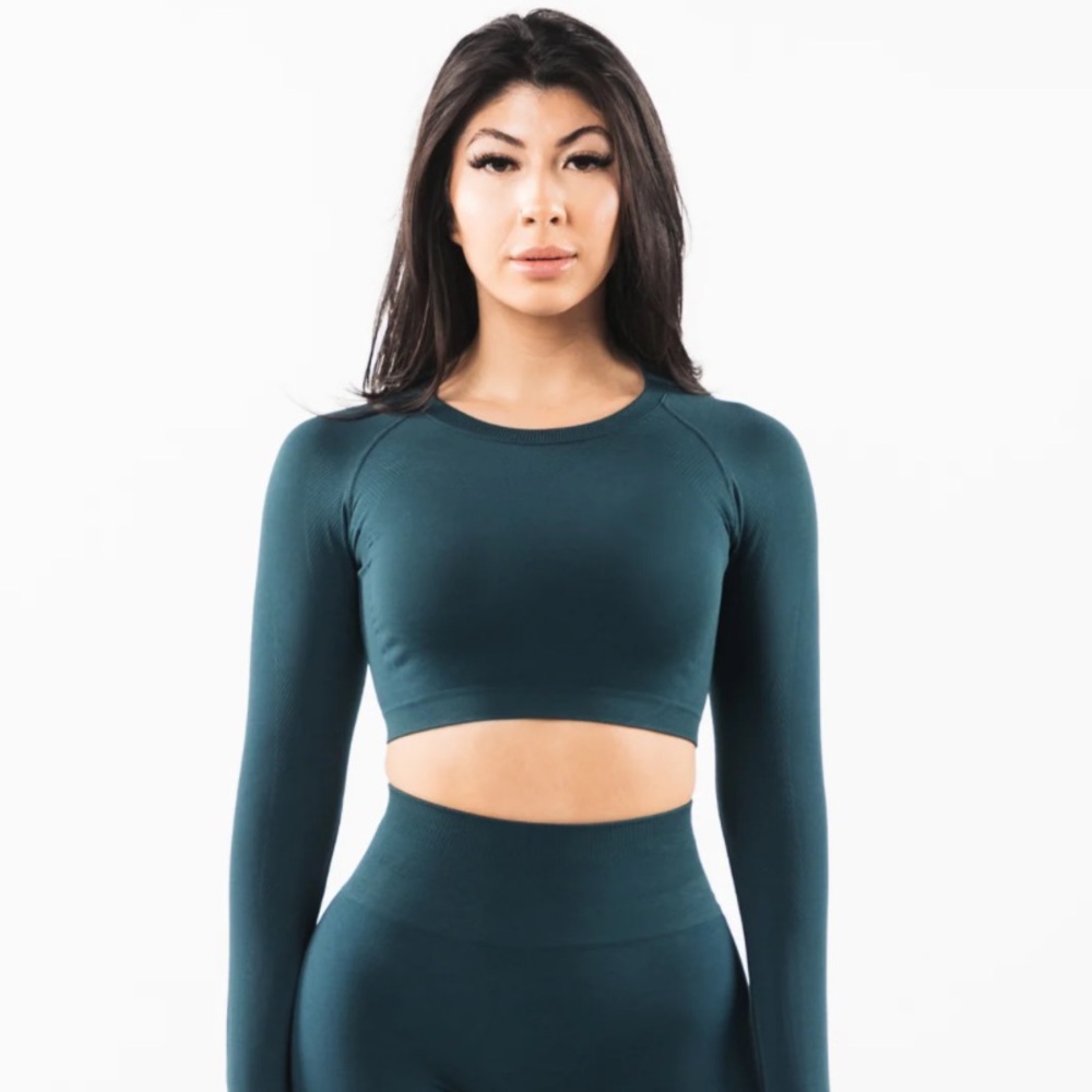 Alphalete: Stratus Long Sleeve Crop (midnight)